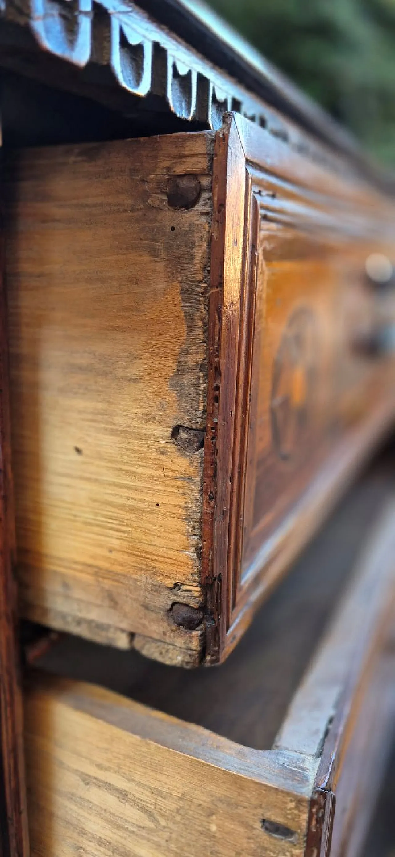 Comò canterano intarsiato in legni diversi, '600 5