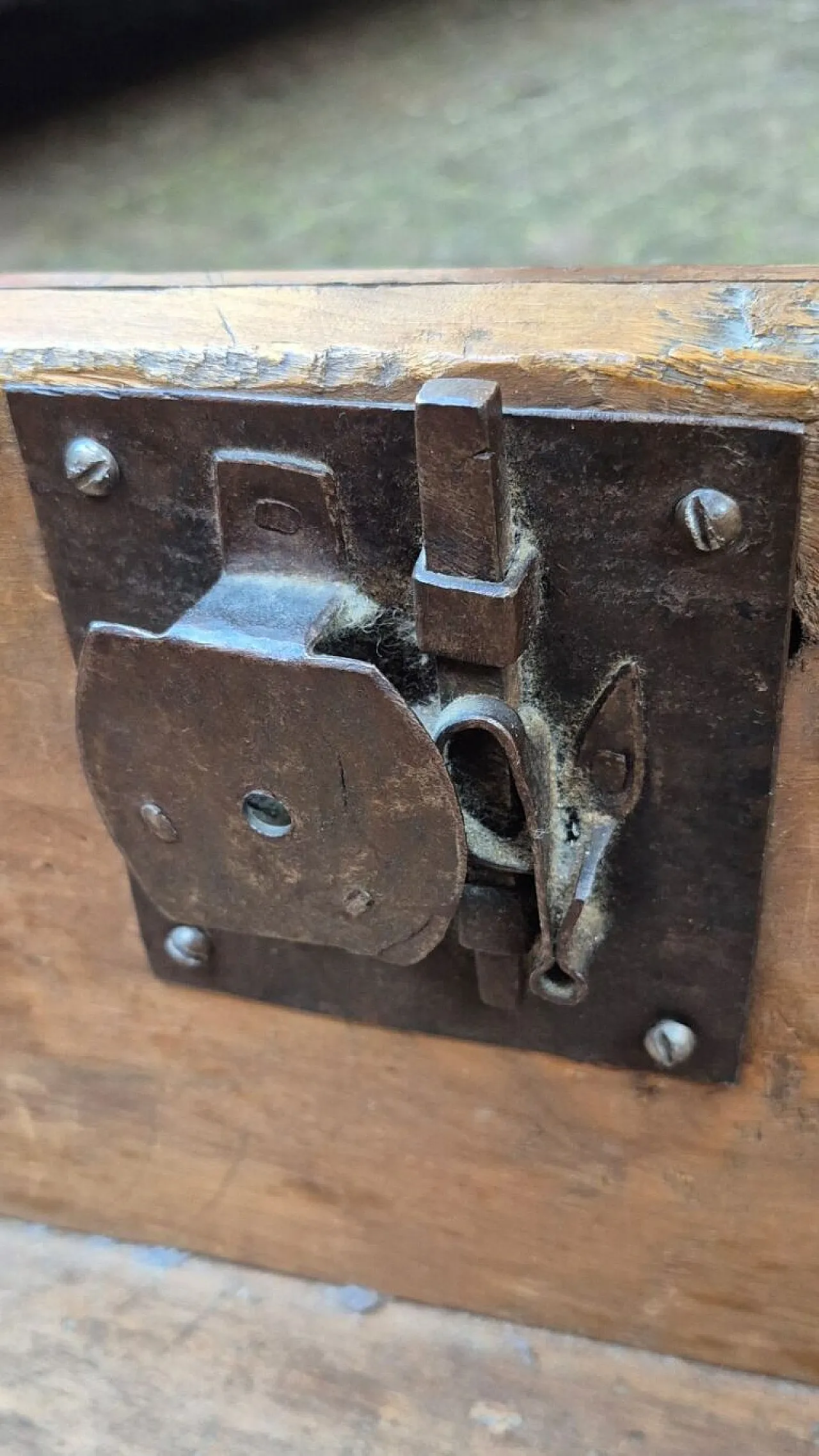 Comò canterano intarsiato in legni diversi, '600 6