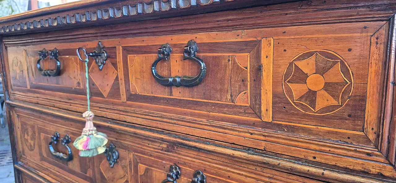 Comò canterano intarsiato in legni diversi, '600 7