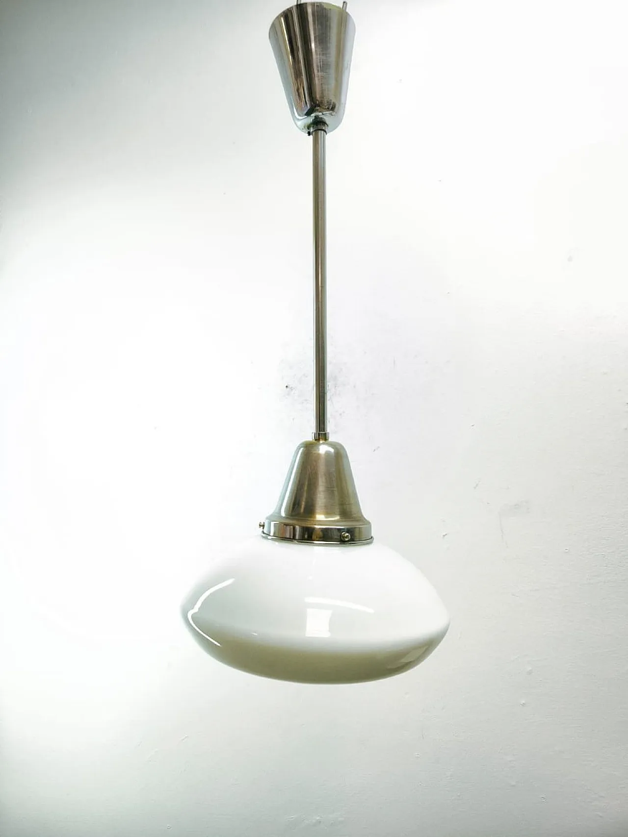 Lampada a sospensione in vetro opalino bianco, anni '50 1