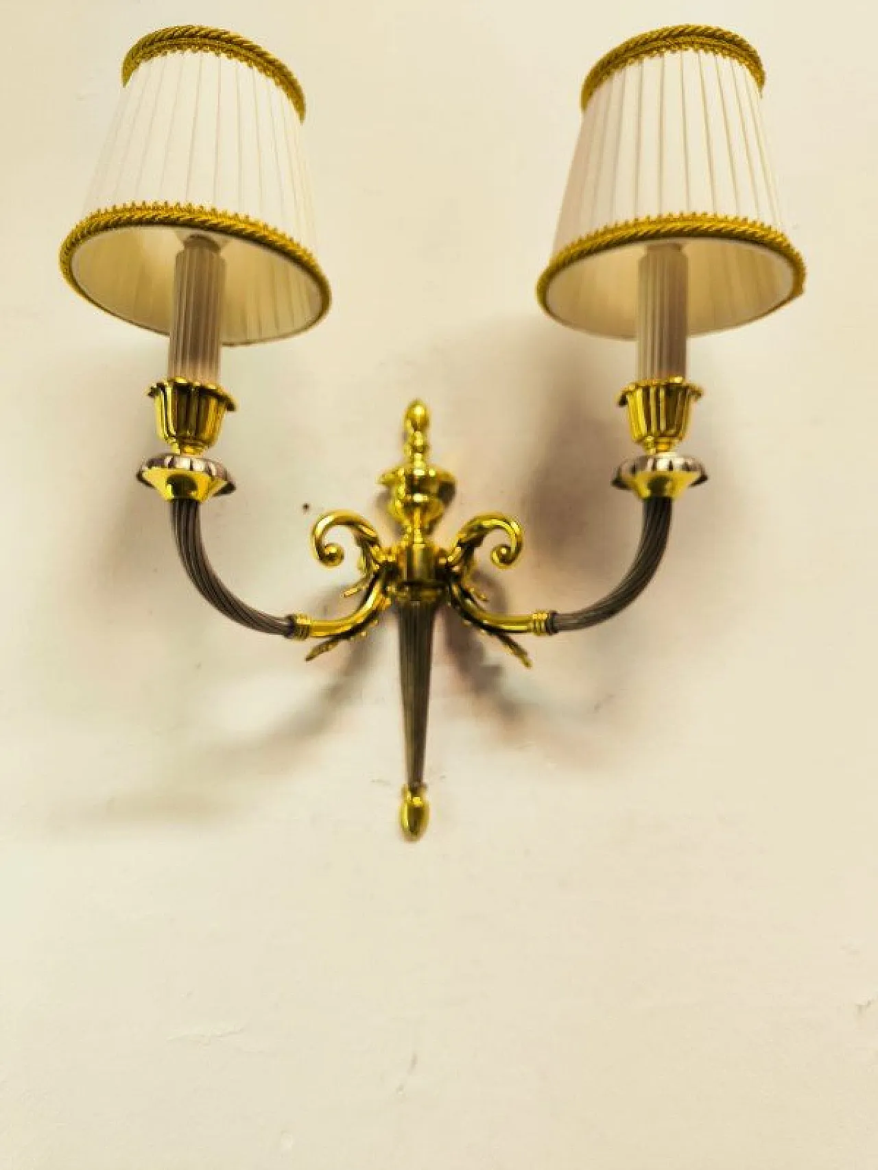 Lampada da parete in ottone con paralumi in seta, anni '50 3