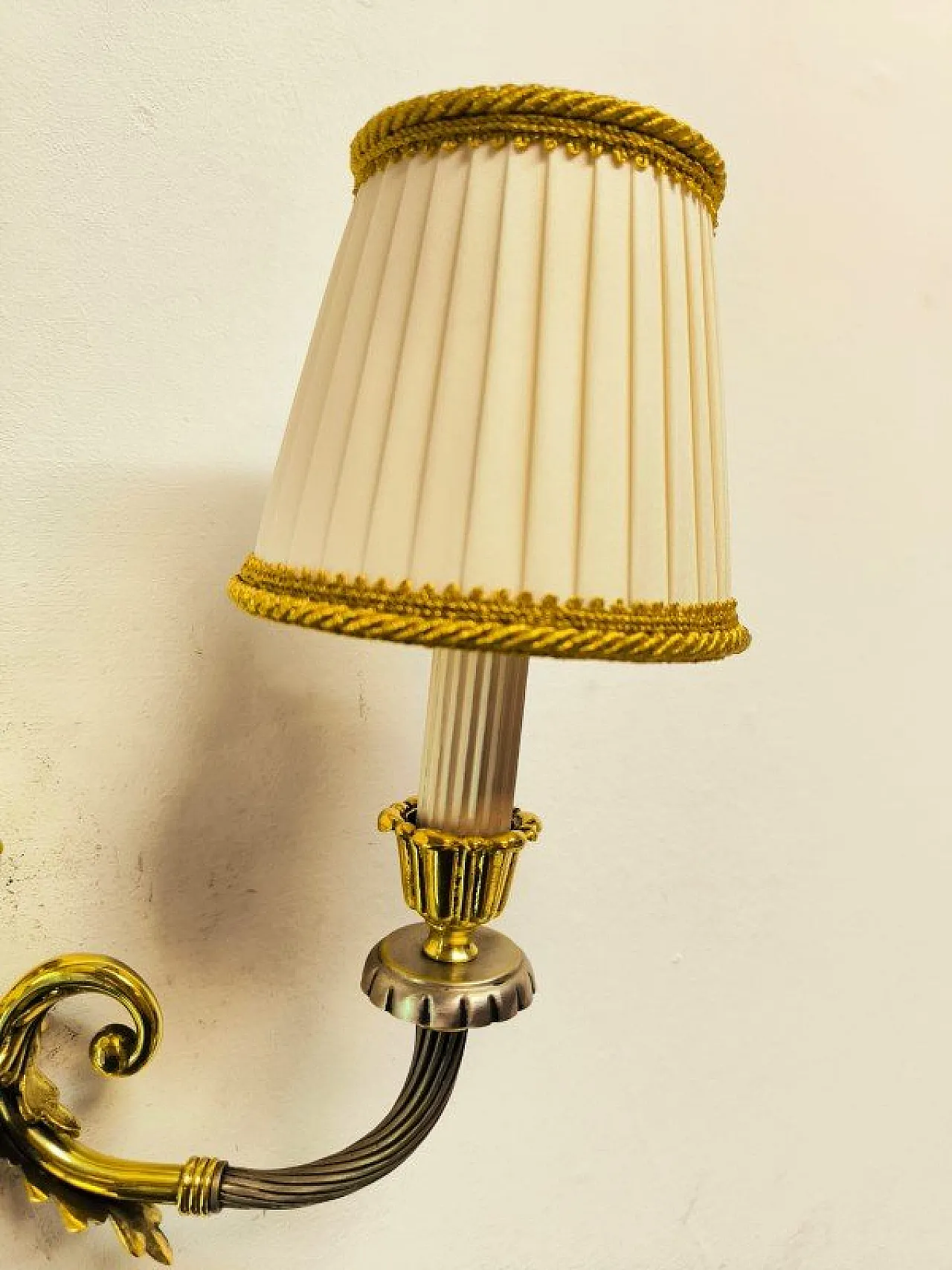 Lampada da parete in ottone con paralumi in seta, anni '50 4