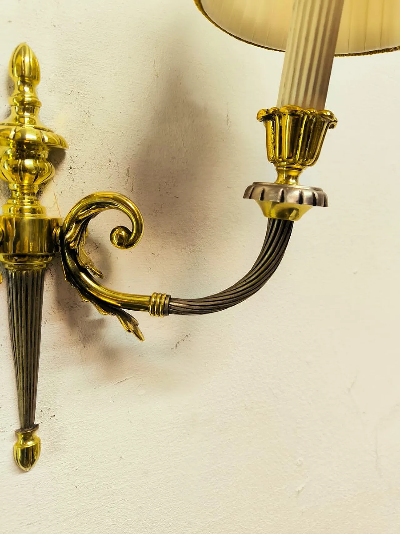 Lampada da parete in ottone con paralumi in seta, anni '50 6