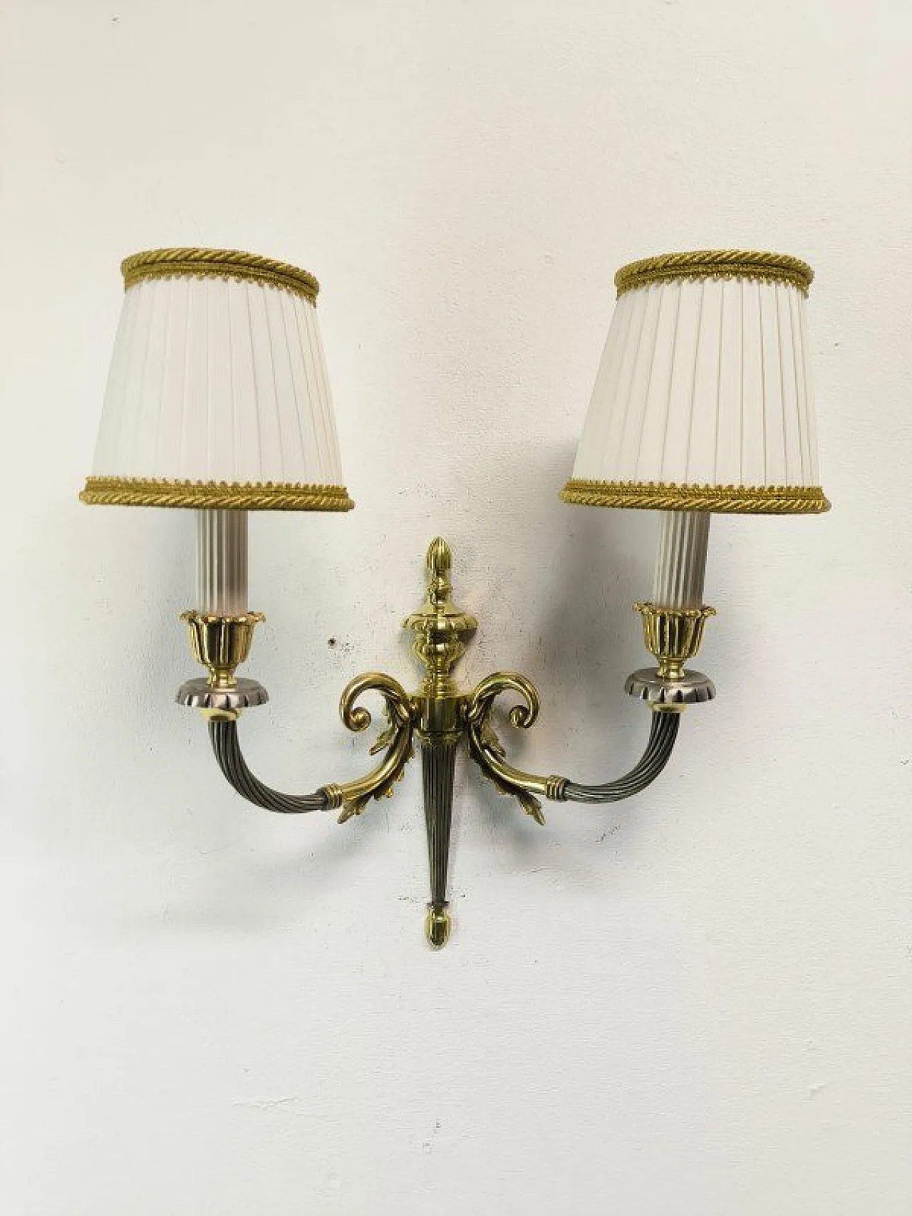 Lampada da parete in ottone con paralumi in seta, anni '50 8