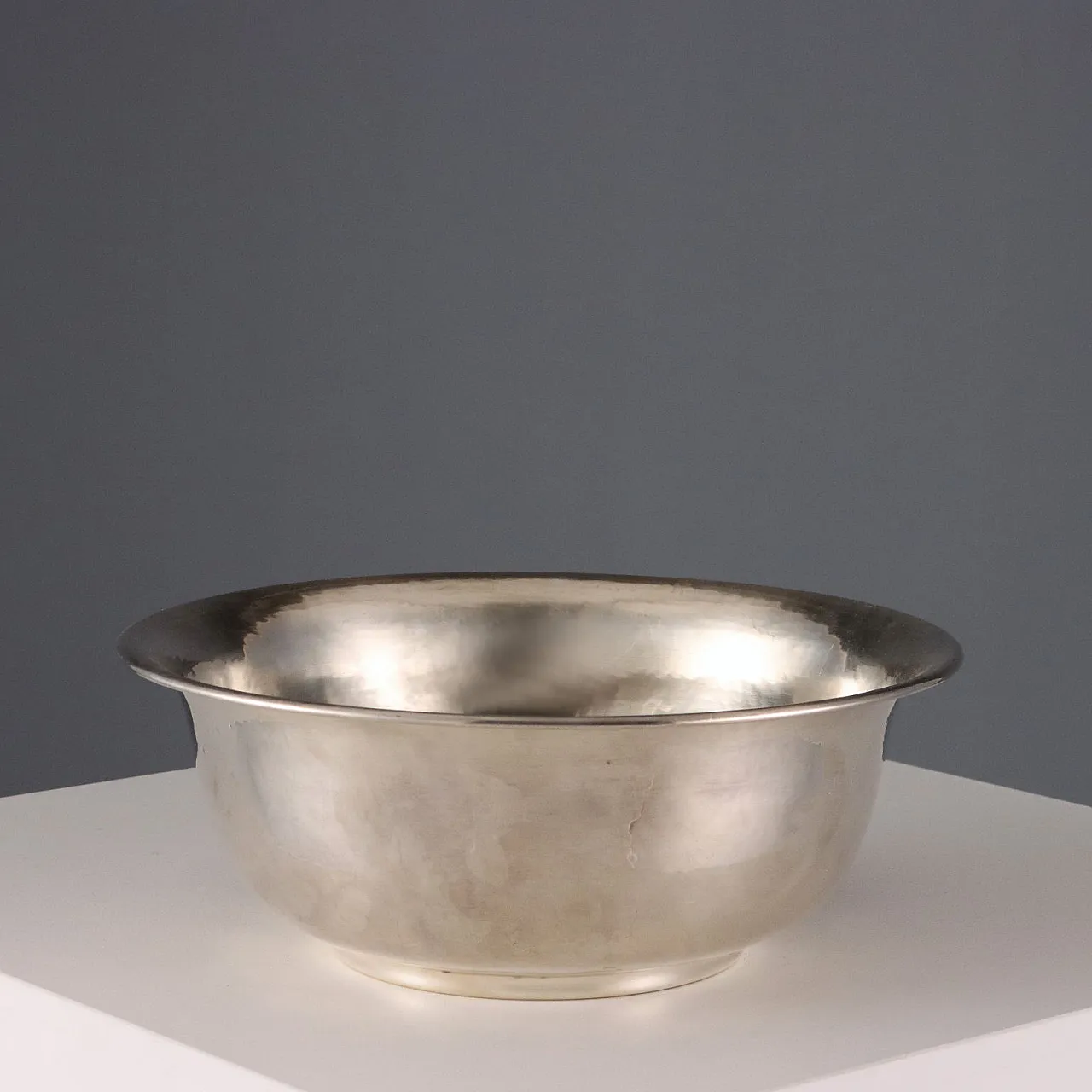Bacinella in argento martellato, '900 1