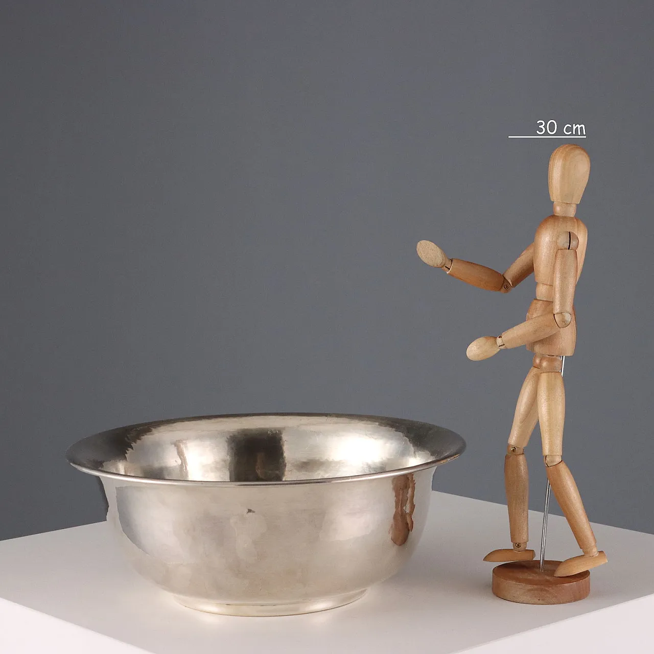 Bacinella in argento martellato, '900 2