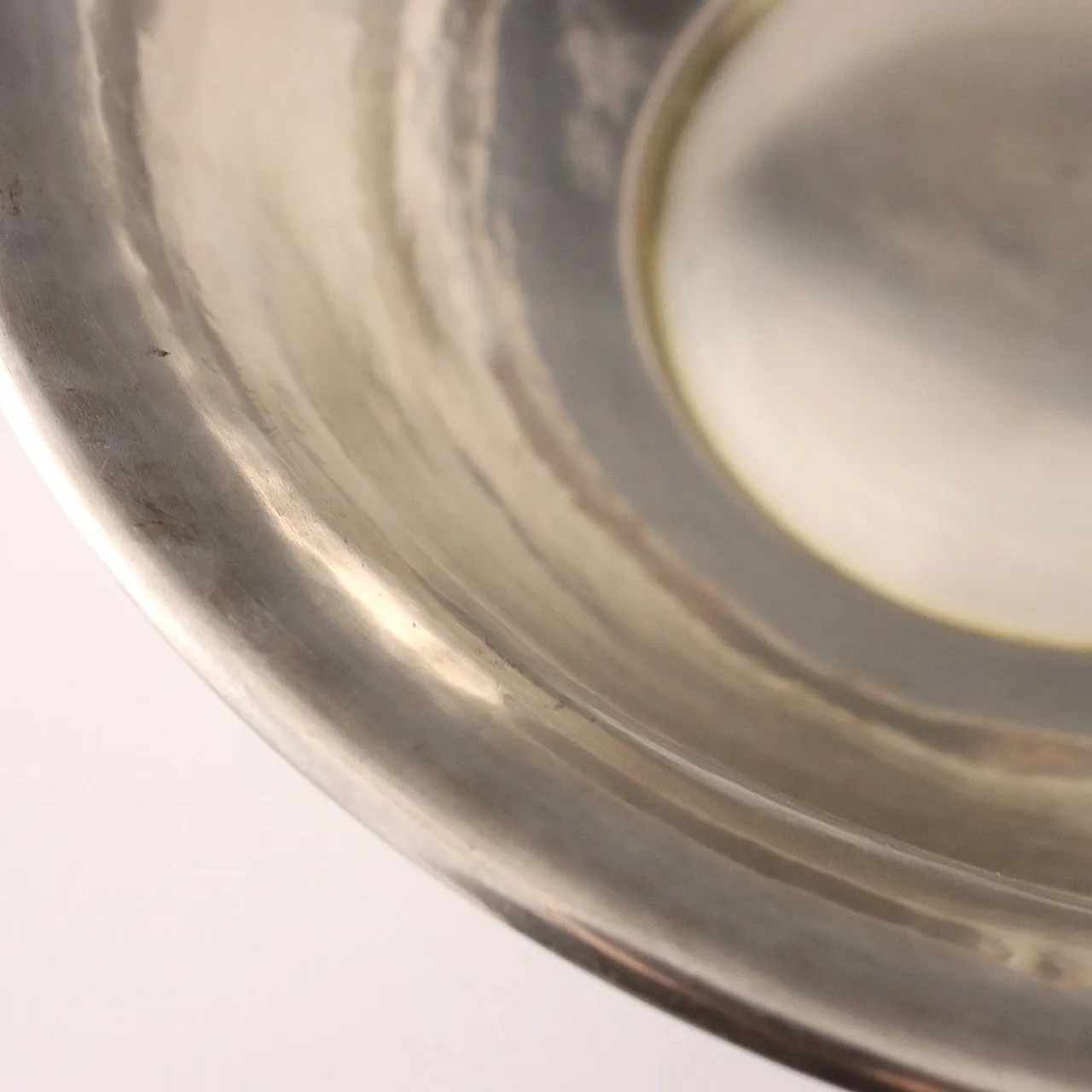 Bacinella in argento martellato, '900 4