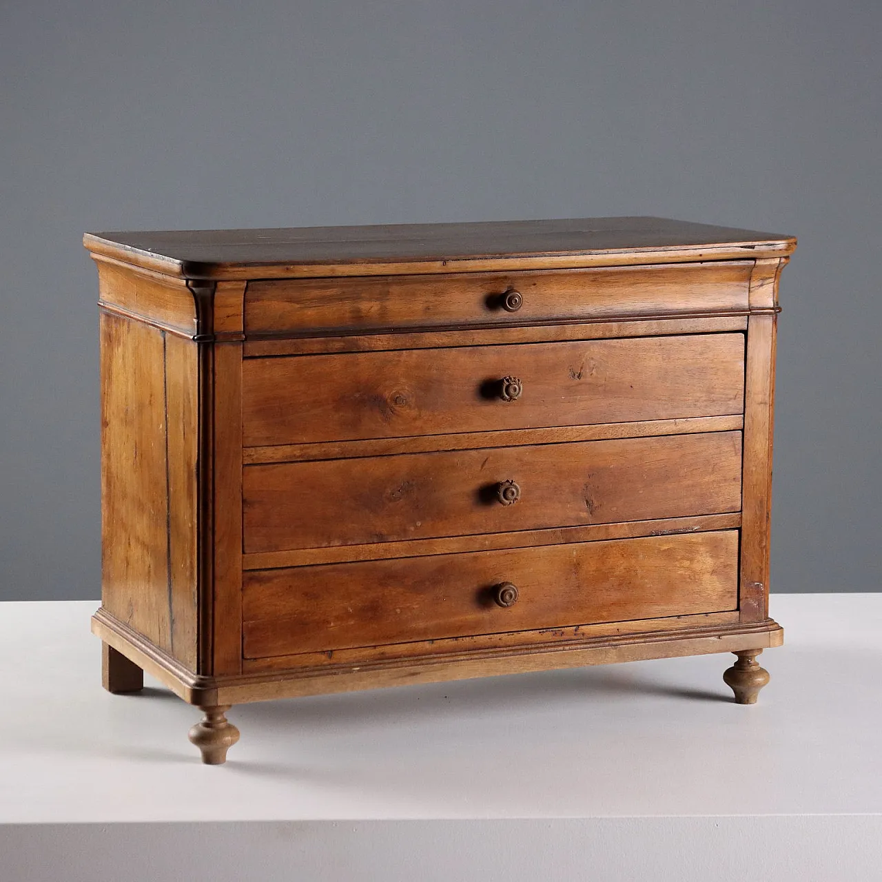 Walnut chest of drawers with two turned front feet, 19th century 1