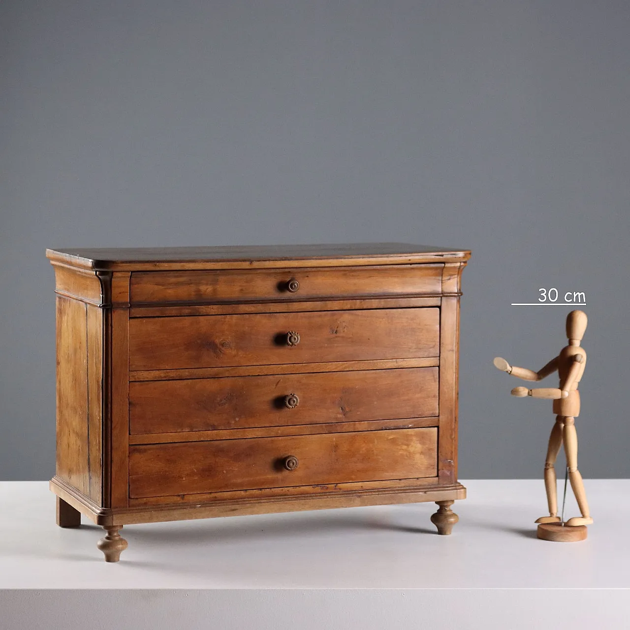 Walnut chest of drawers with two turned front feet, 19th century 2