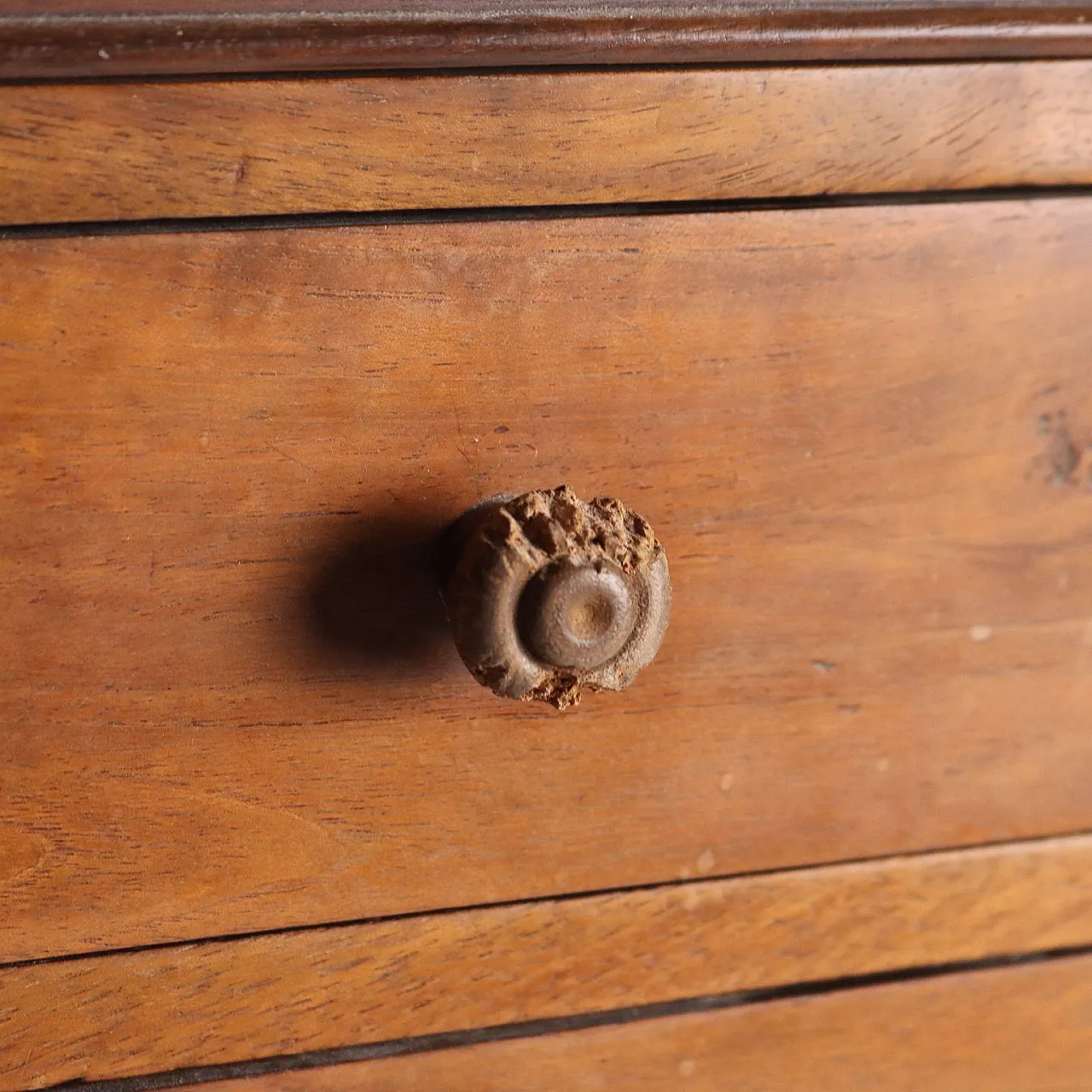 Walnut chest of drawers with two turned front feet, 19th century 3