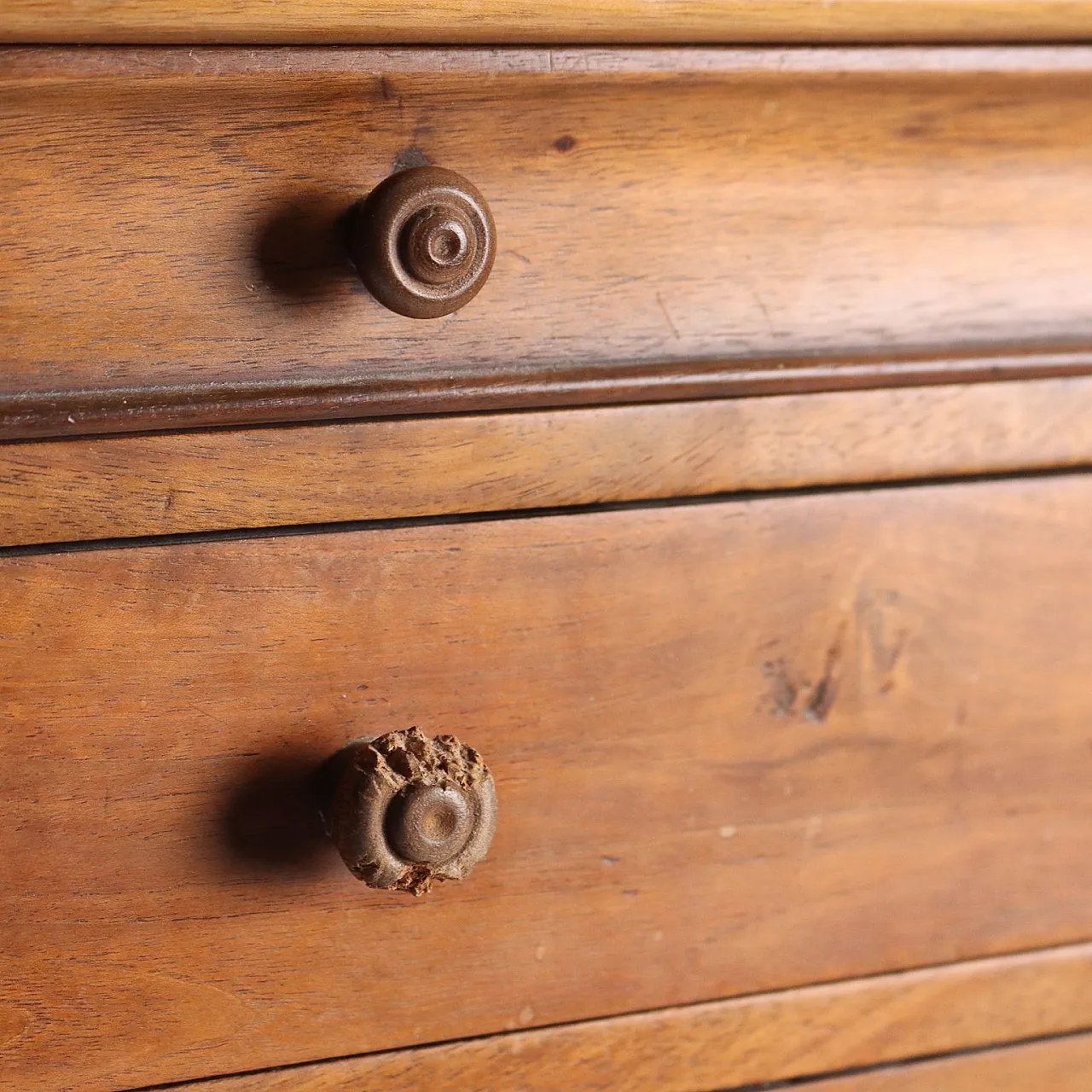 Walnut chest of drawers with two turned front feet, 19th century 4