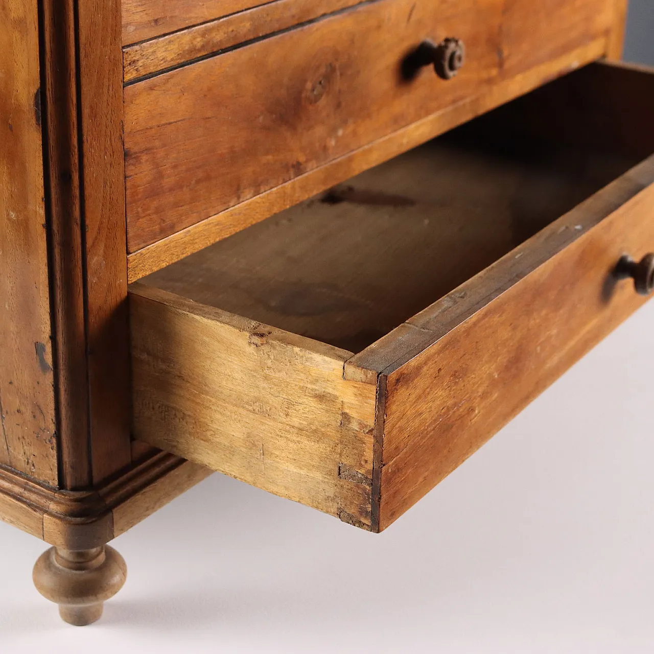 Walnut chest of drawers with two turned front feet, 19th century 5