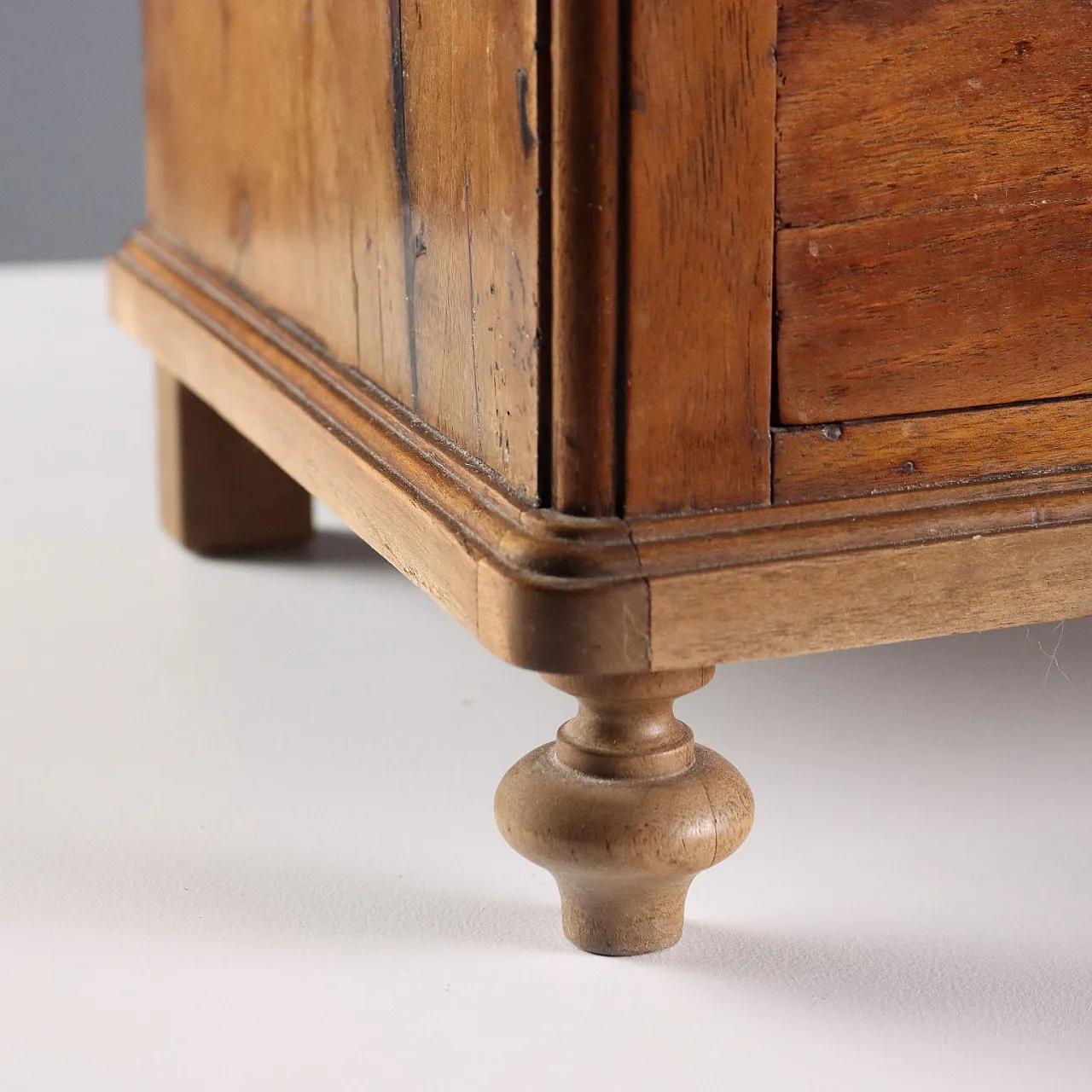 Walnut chest of drawers with two turned front feet, 19th century 7