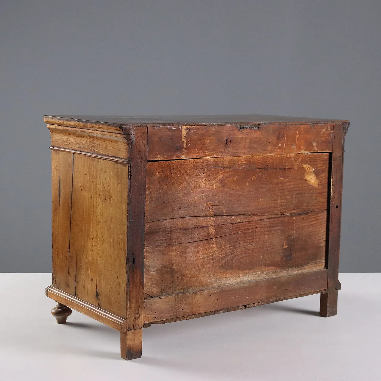 Walnut chest of drawers with two turned front feet, 19th century 8