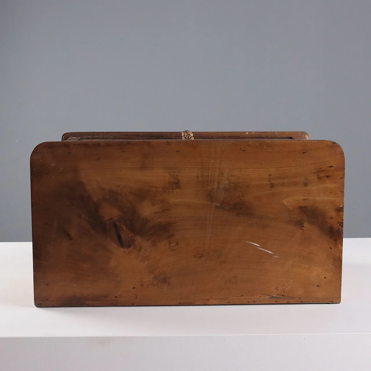Walnut chest of drawers with two turned front feet, 19th century 9