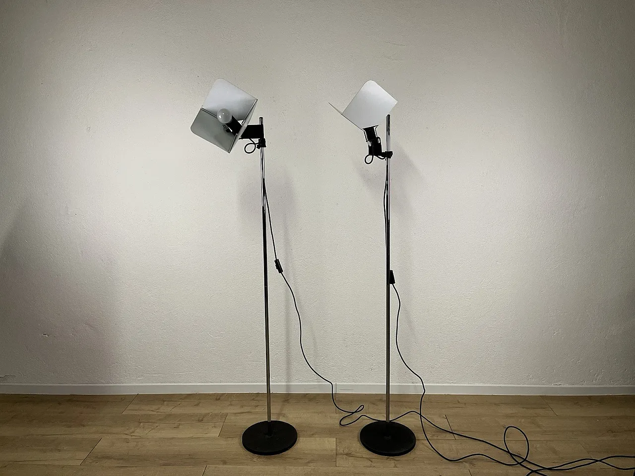 Coppia di lampade Triedro di Joe Colombo per Stilnovo, anni '70 3