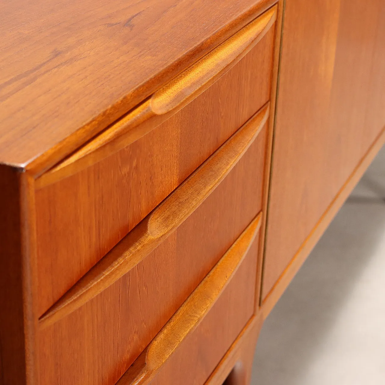Credenza impiallacciata in teak, '900 8