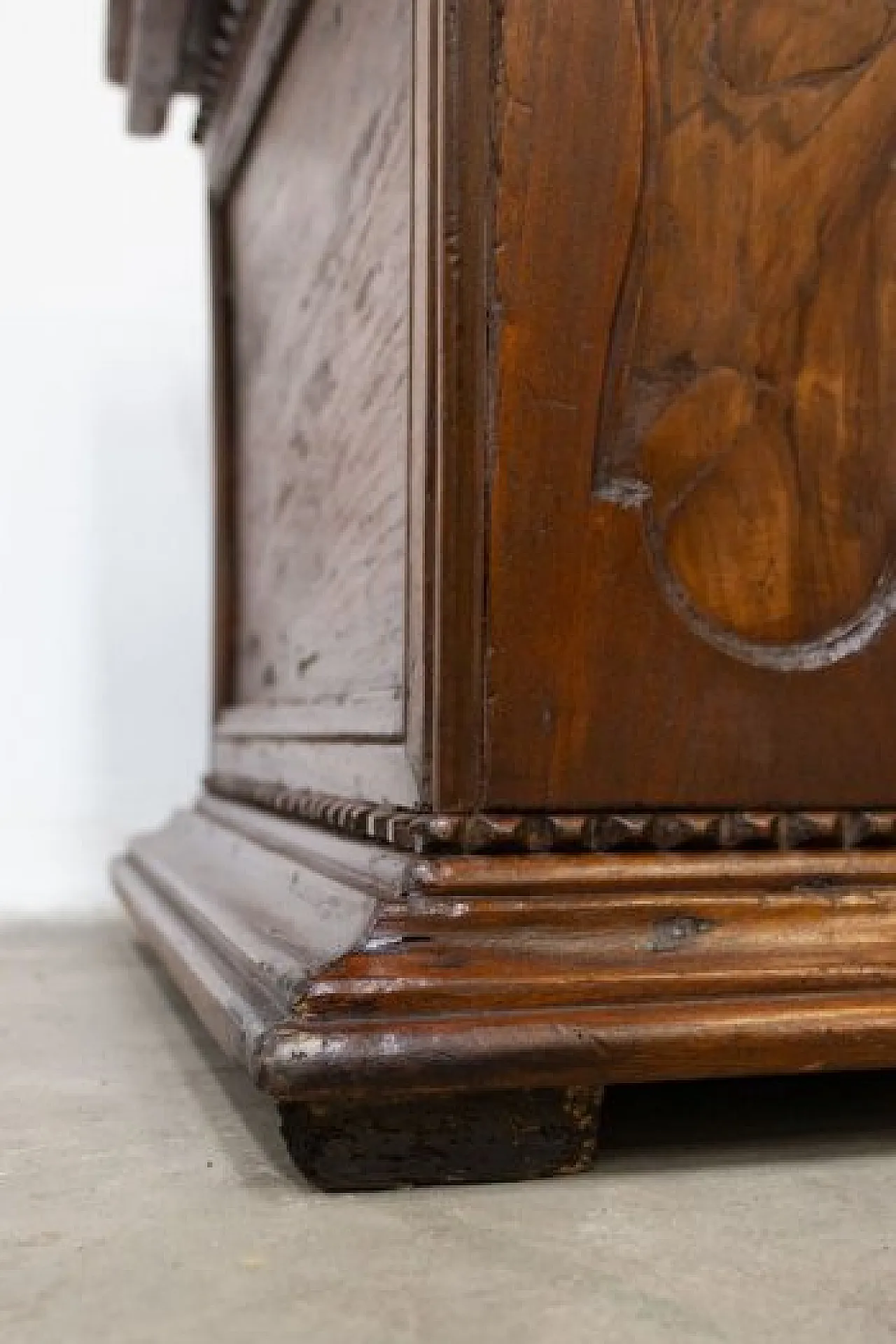 Walnut wood chest, 18th century 1