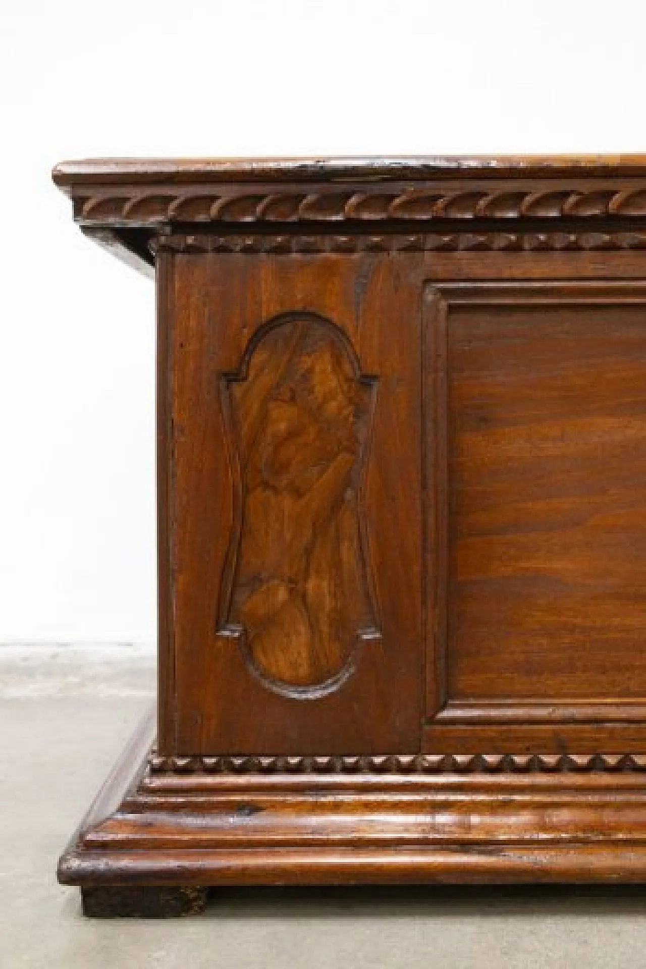 Walnut wood chest, 18th century 3