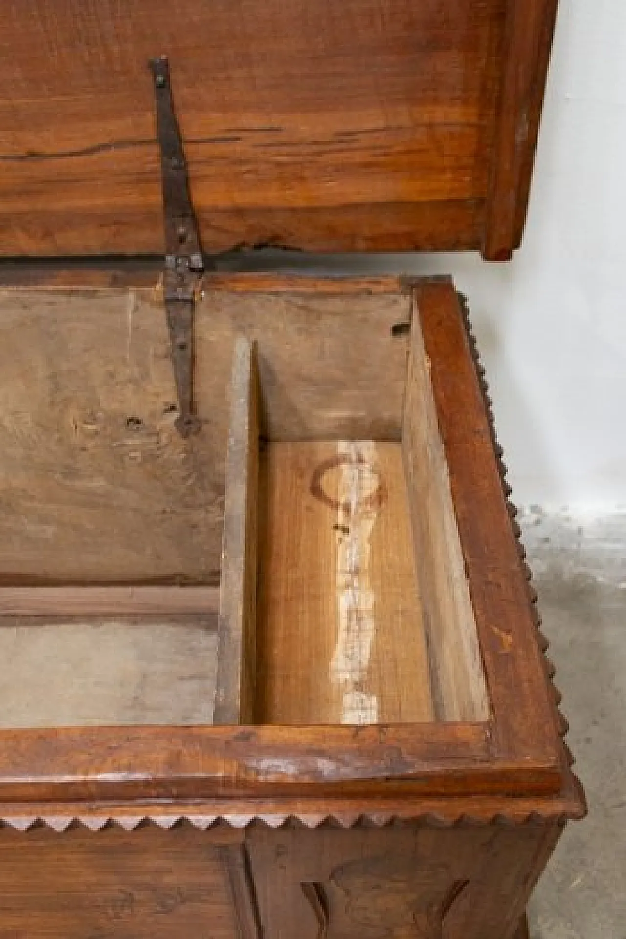 Walnut wood chest, 18th century 5