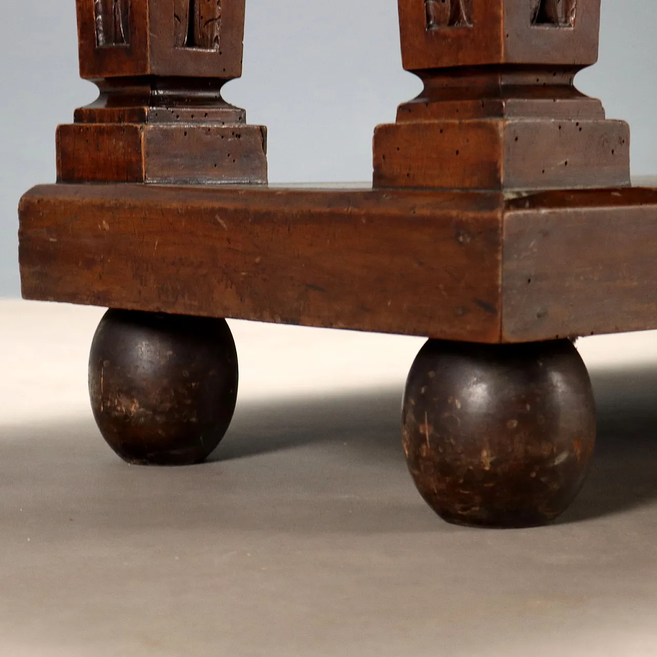 Neo-Renaissance style walnut table, early 20th century 8