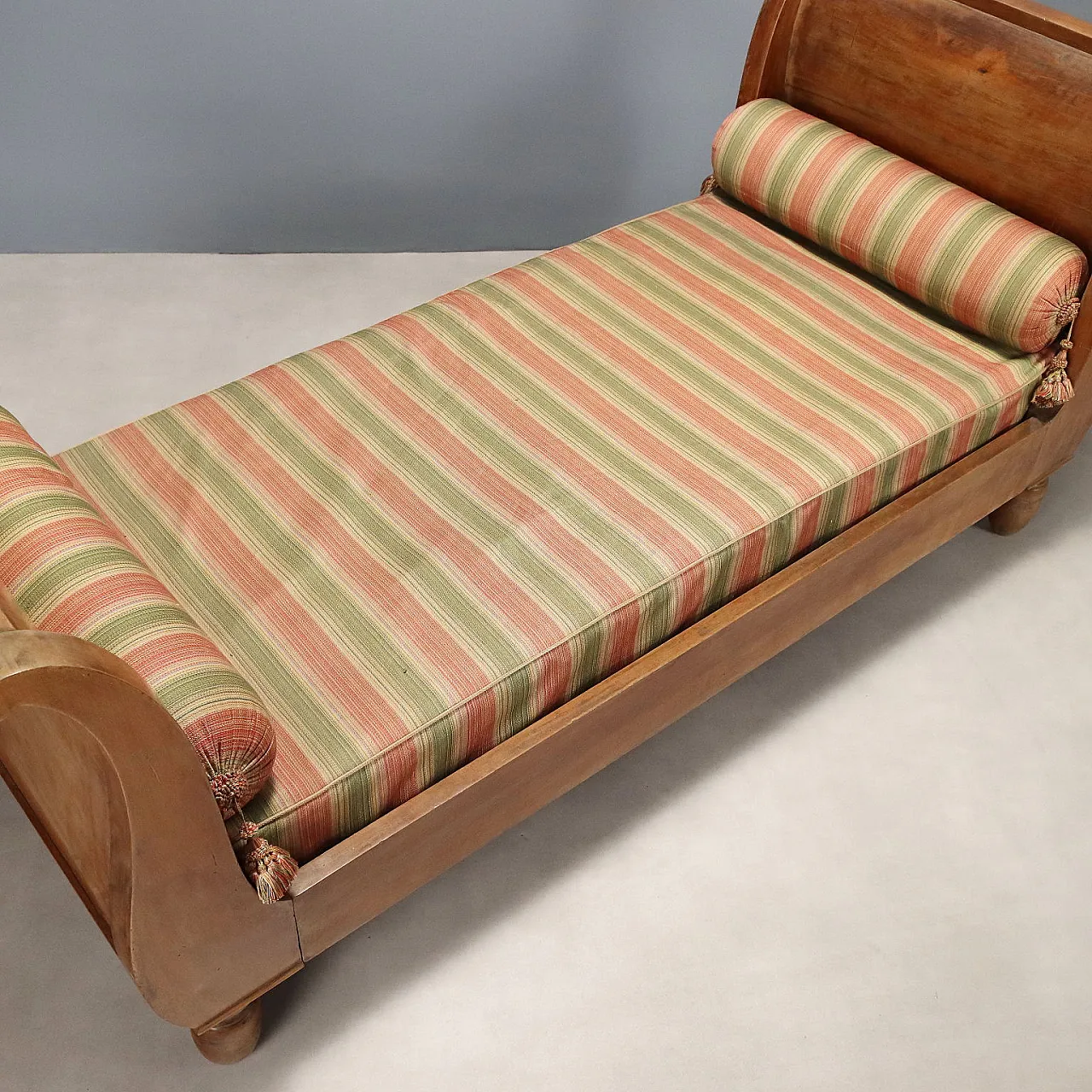 Letto a barca in noce con fianchi curvi e piedini a plinto, '800 6