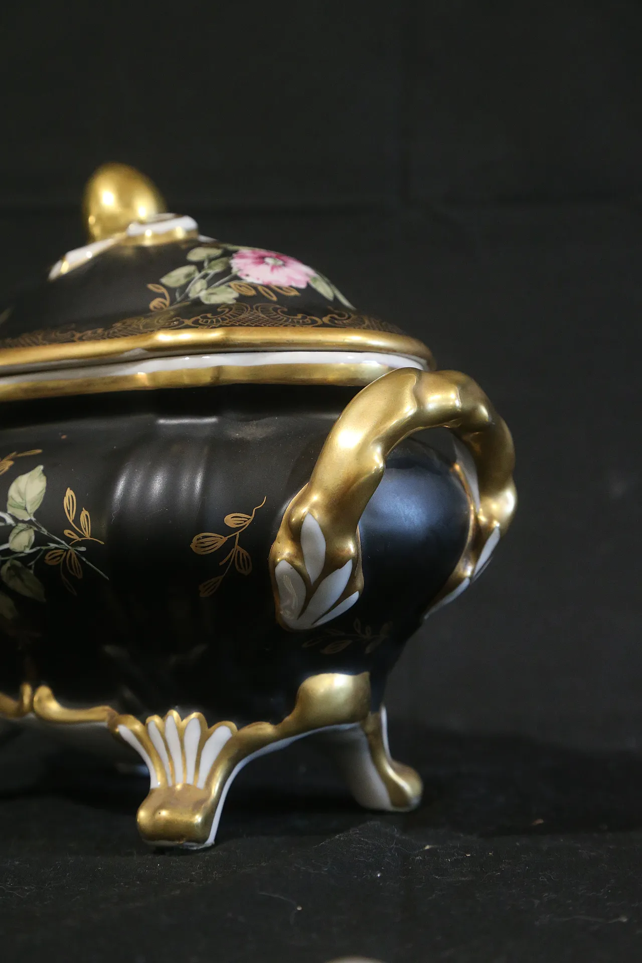 Black and gold Vieux Limoges porcelain bon bon jewelry box, 1960s 23