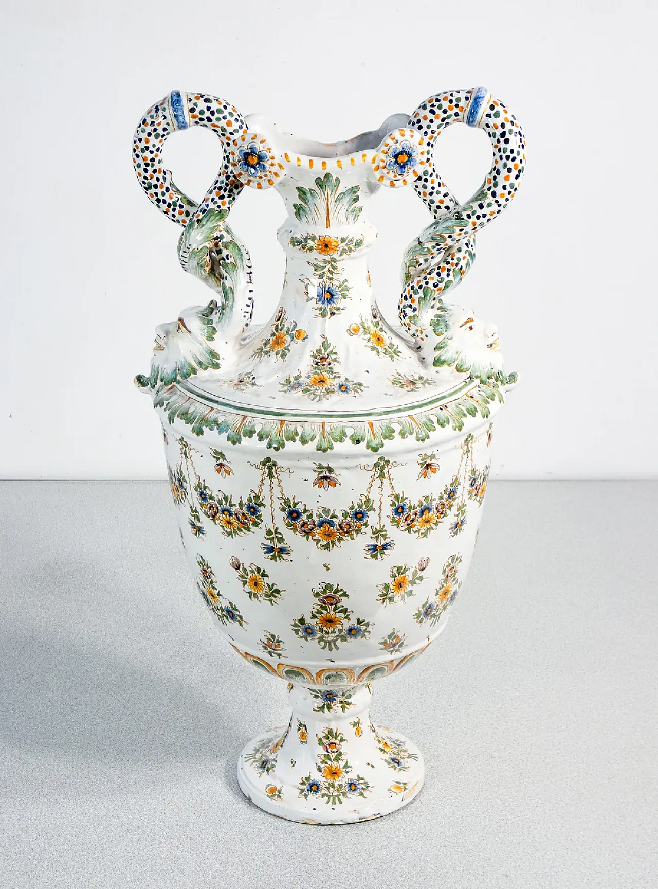 Hand-painted ceramic amphora by Moustiers, 20th century 8