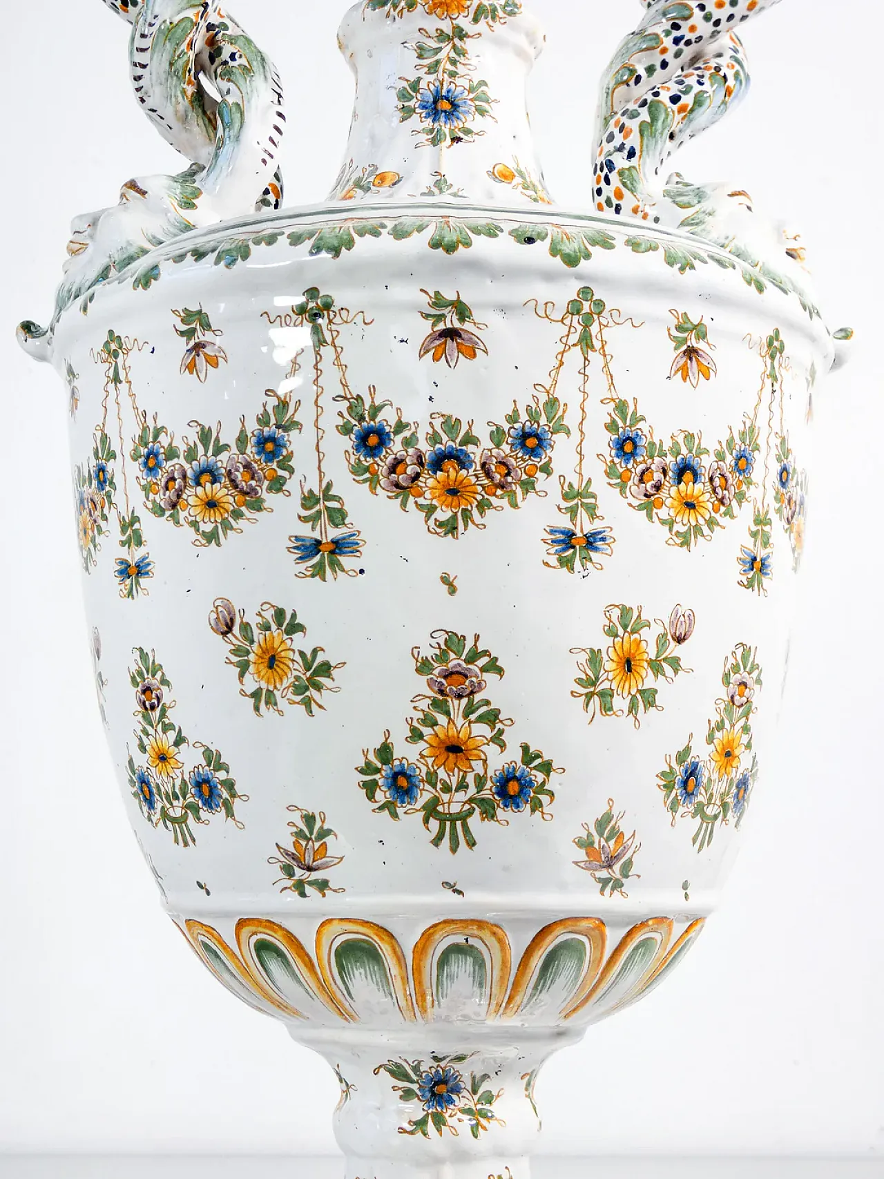 Hand-painted ceramic amphora by Moustiers, 20th century 9
