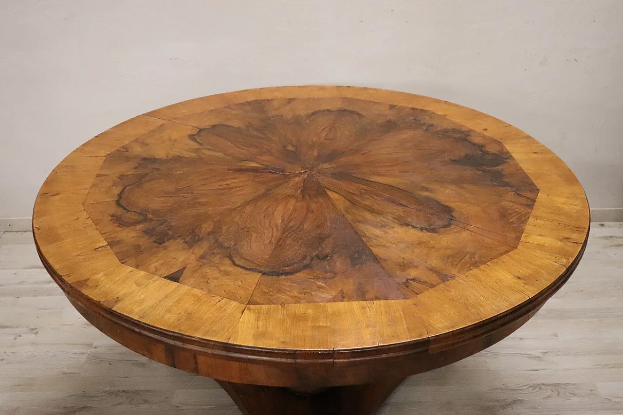 Round walnut table, early 19th century 3