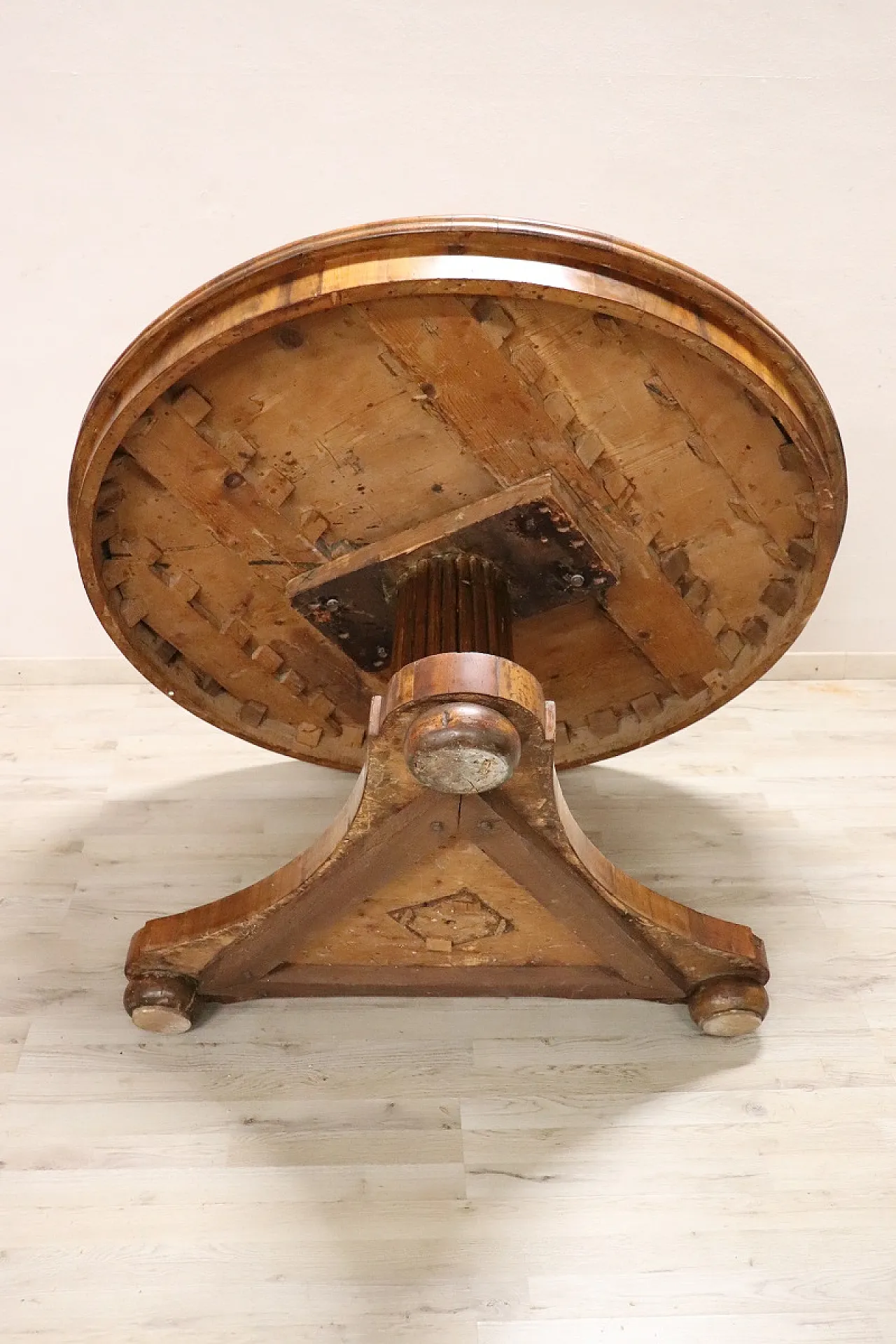Round walnut table, early 19th century 8