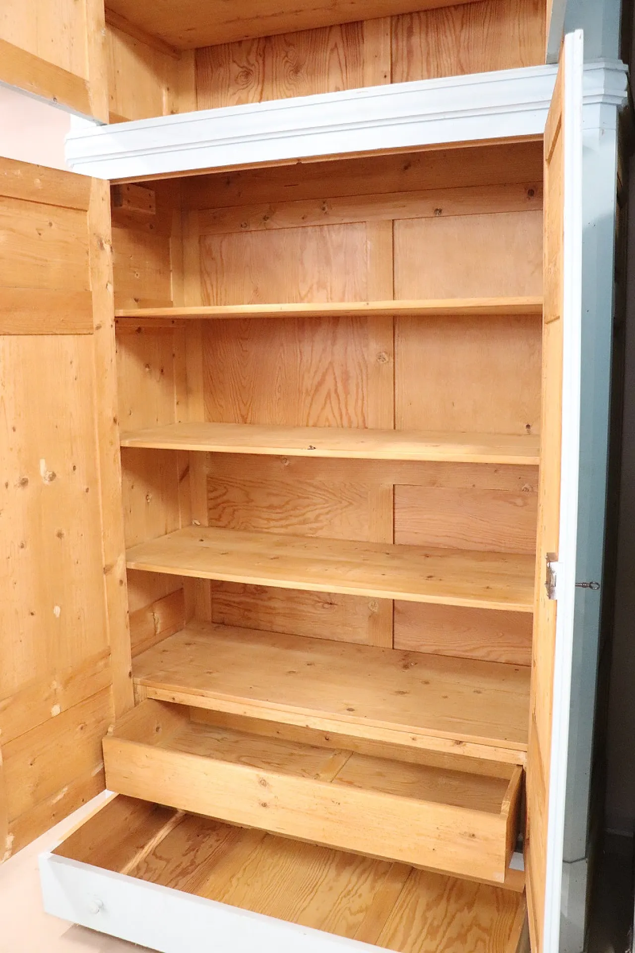 Pair of lacquered wardrobes, 19th century 9