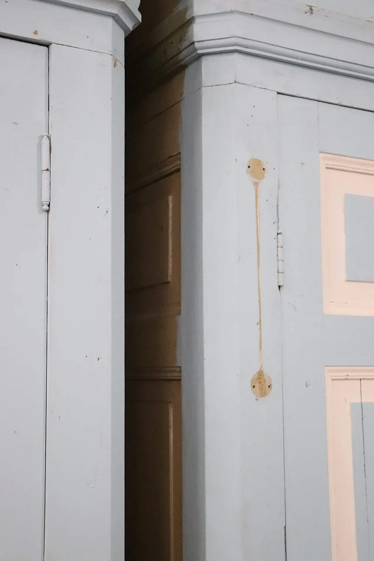 Pair of lacquered wardrobes, 19th century 13