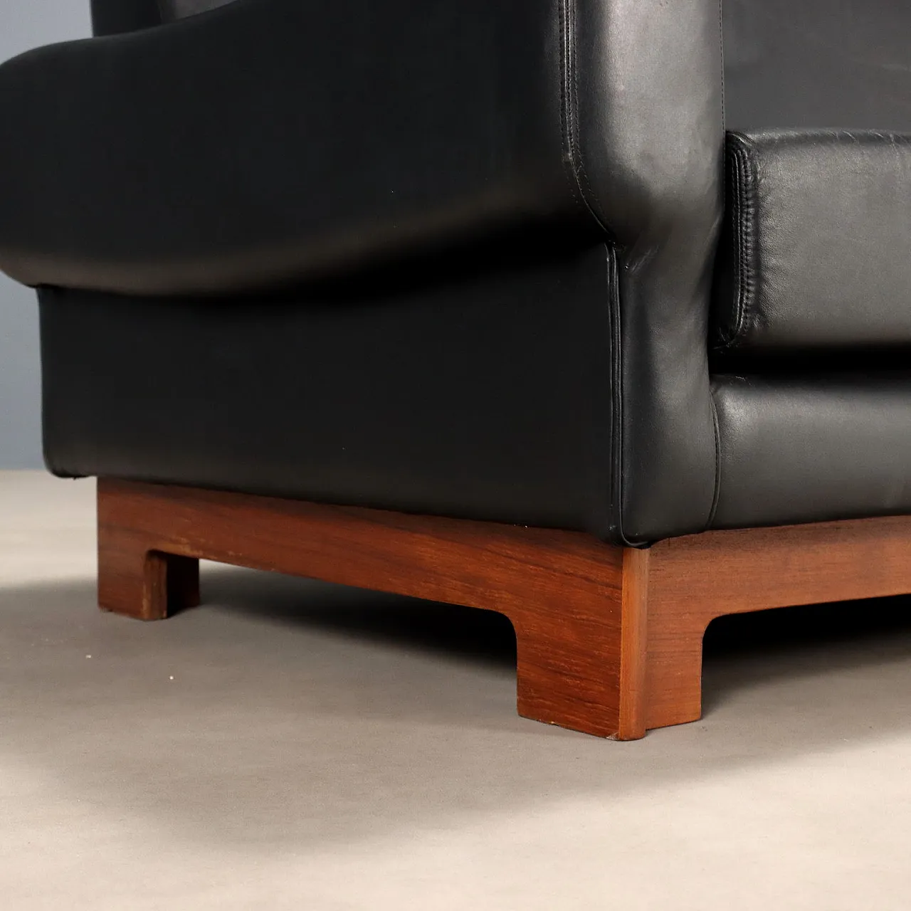 Divano tre posti con struttura in legno e rivestimento in pelle, '900 5