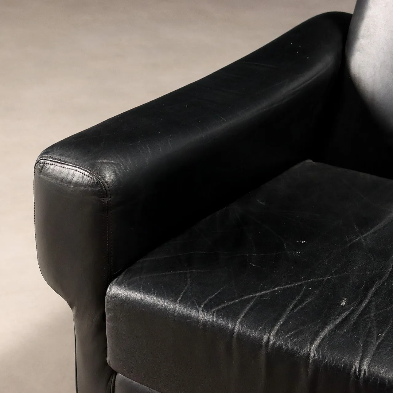 Divano tre posti con struttura in legno e rivestimento in pelle, '900 6