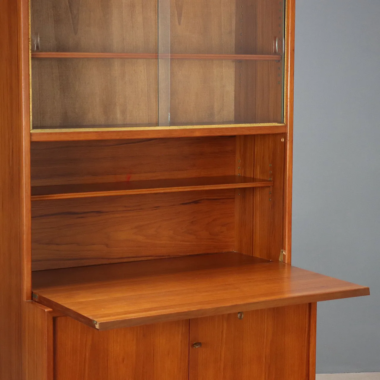 Mobile impiallacciato larice con particolari in ottone, '900 3