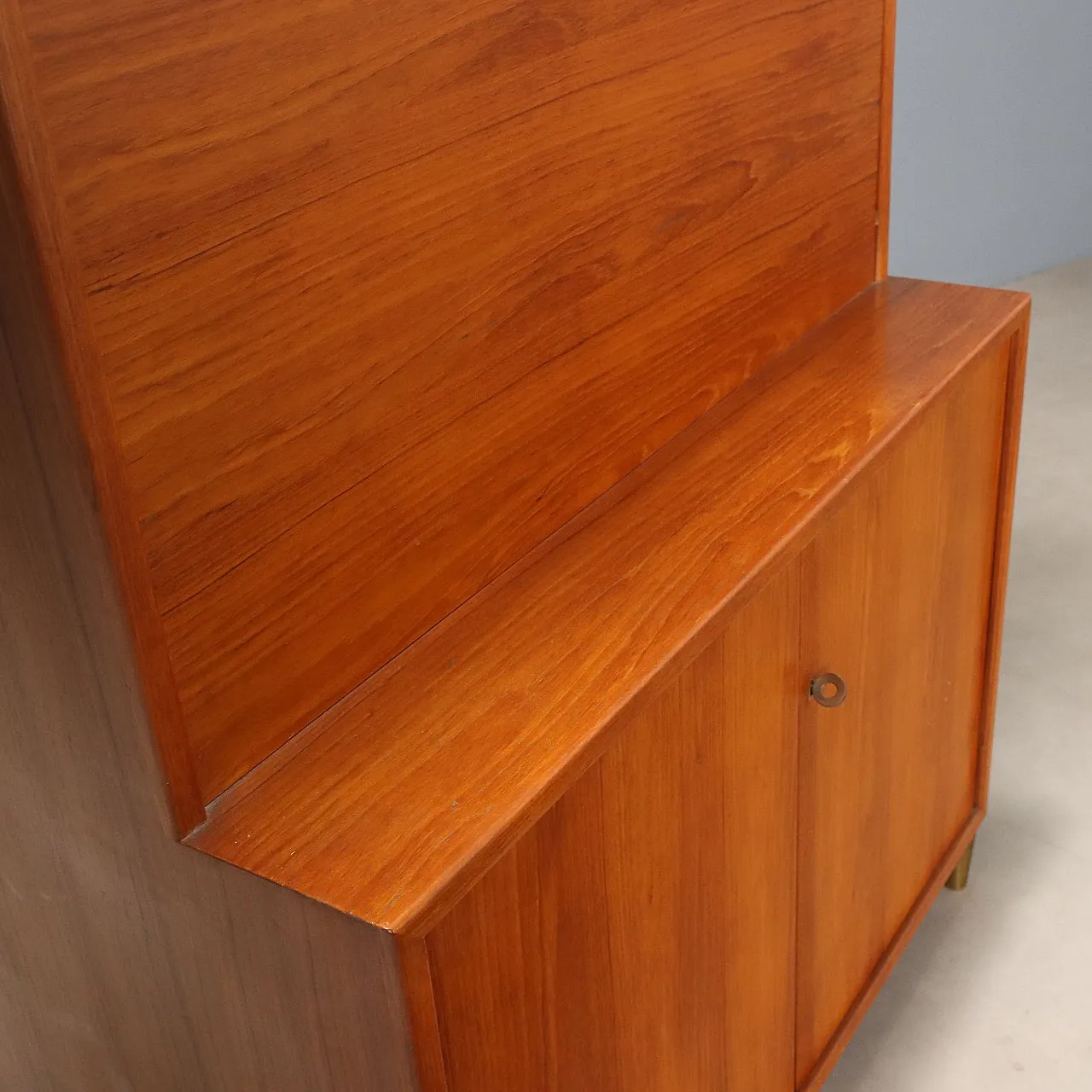 Mobile impiallacciato larice con particolari in ottone, '900 8