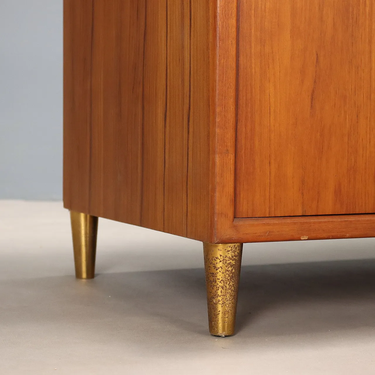 Mobile impiallacciato larice con particolari in ottone, '900 9