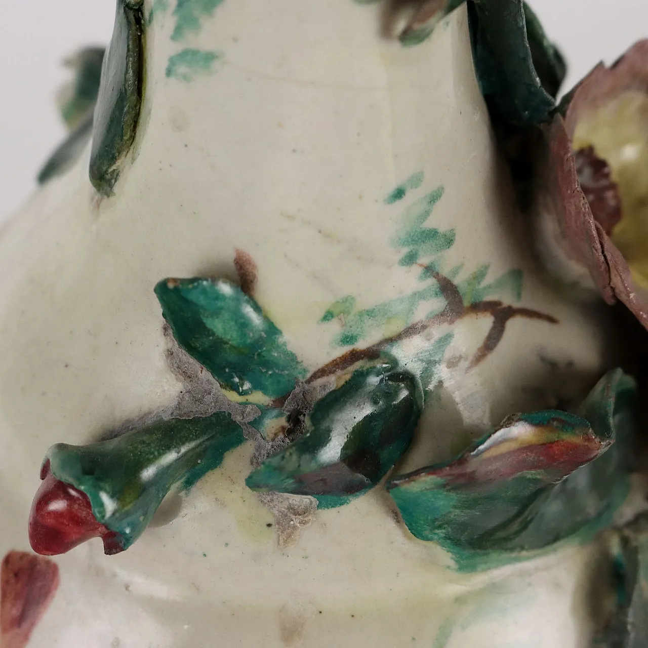 Vaso napoletano in maiolica con fiori in rilievo, fine '800 9