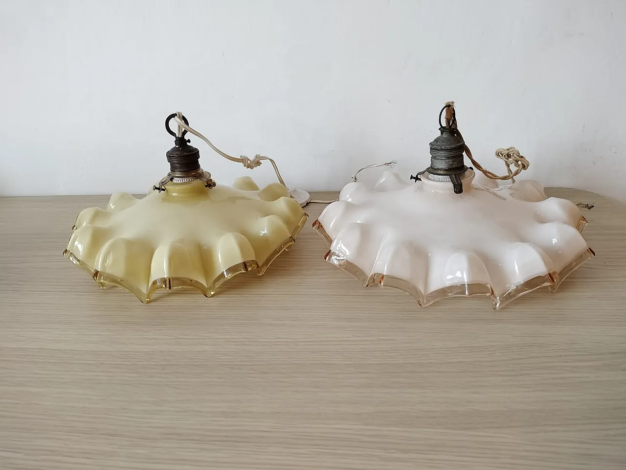 Coppia di lampadari in vetro opalino, uno giallo e uno rosa, anni '40 1