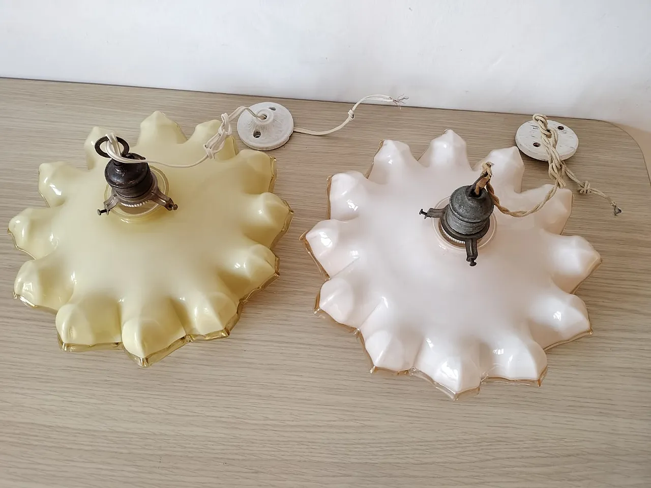 Coppia di lampadari in vetro opalino, uno giallo e uno rosa, anni '40 2