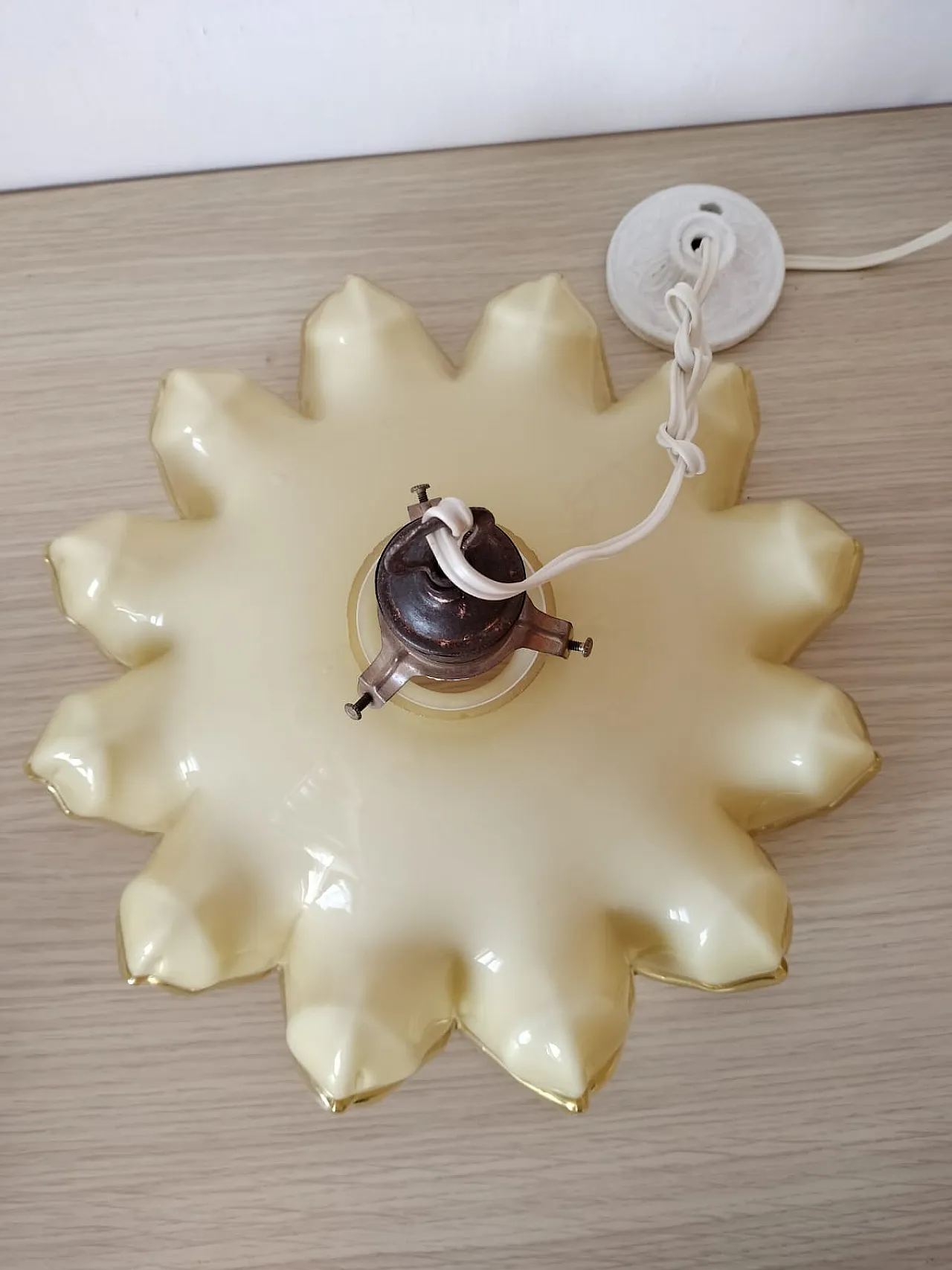 Coppia di lampadari in vetro opalino, uno giallo e uno rosa, anni '40 3