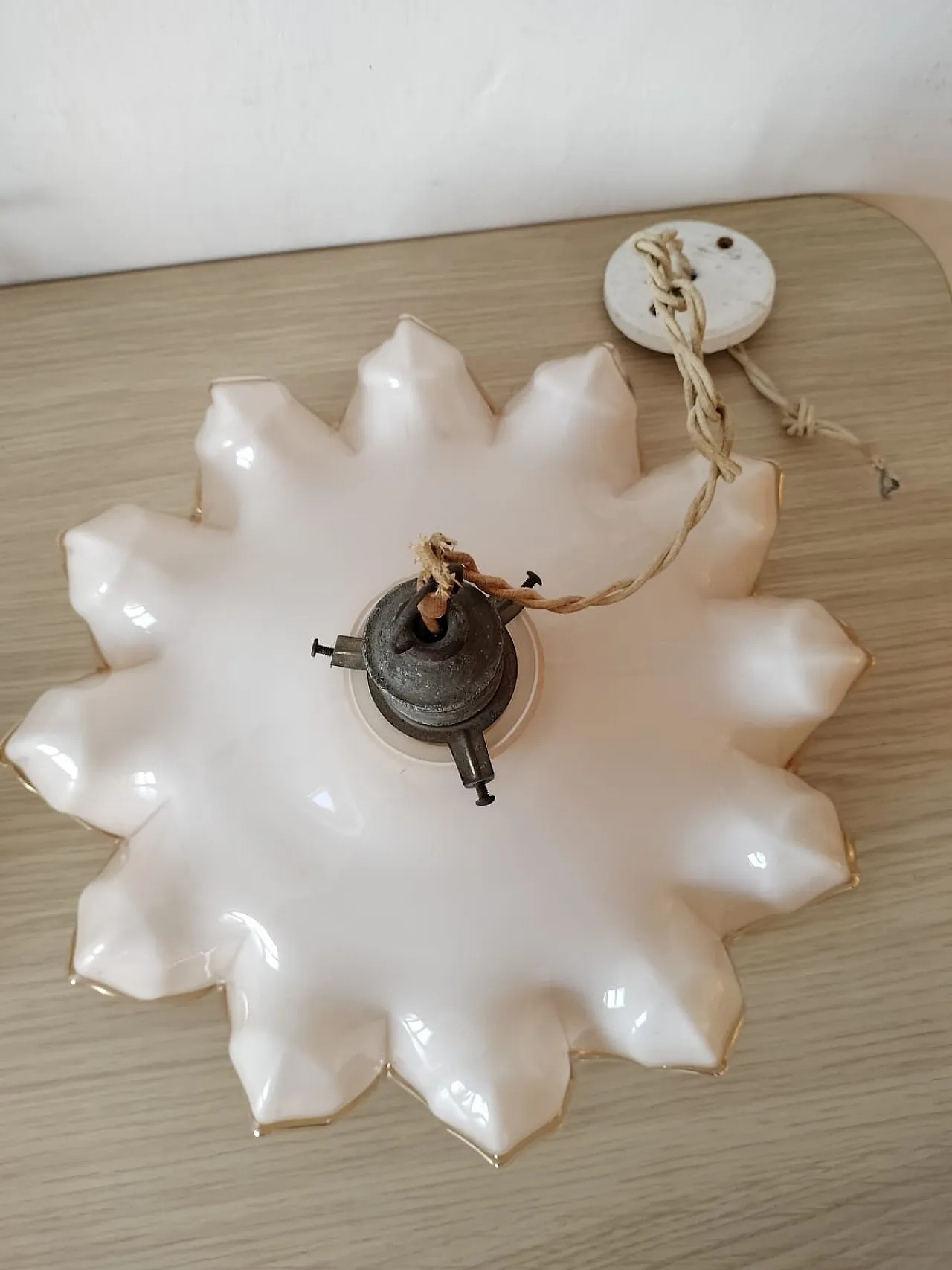 Coppia di lampadari in vetro opalino, uno giallo e uno rosa, anni '40 4