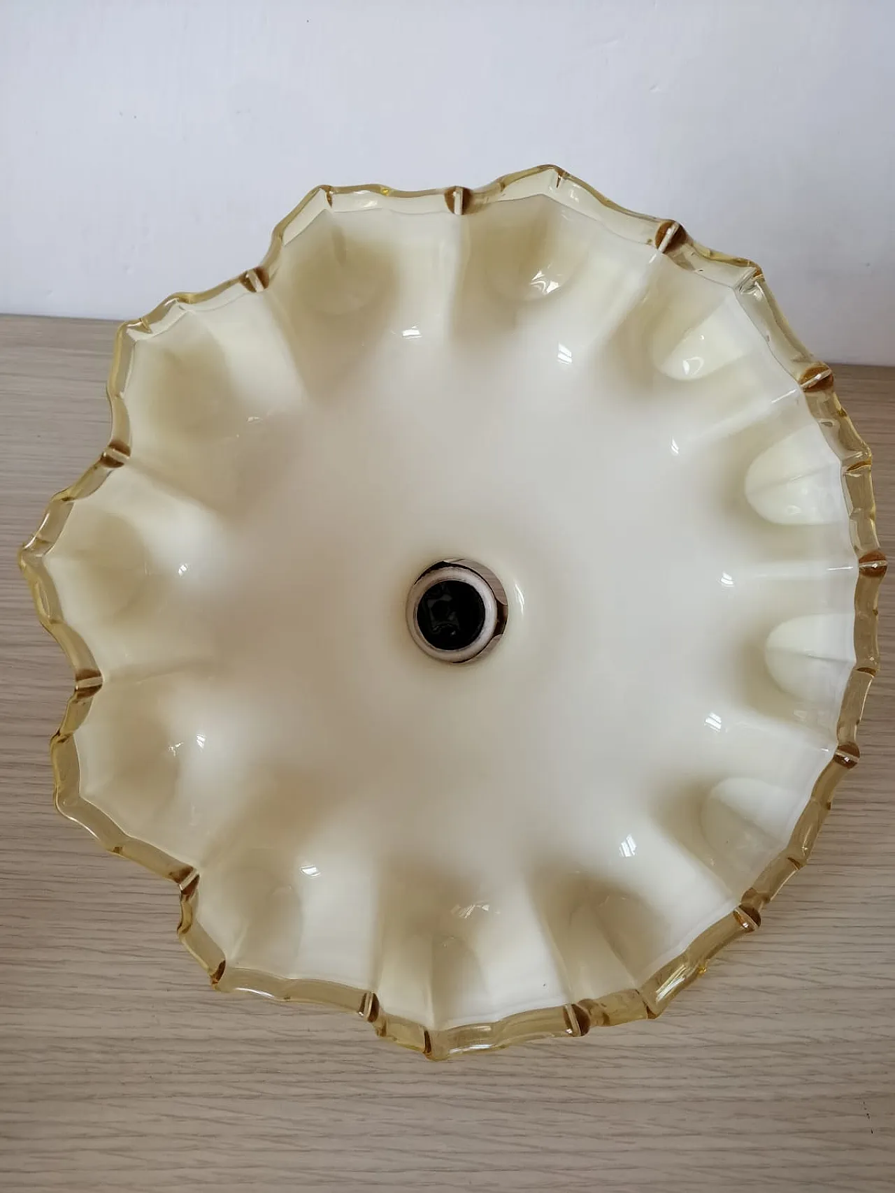 Coppia di lampadari in vetro opalino, uno giallo e uno rosa, anni '40 5