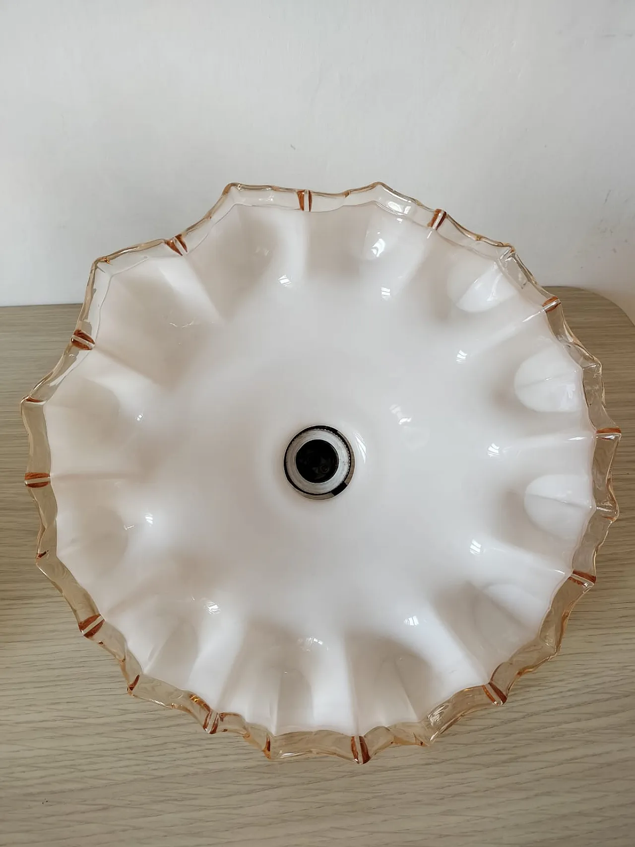 Coppia di lampadari in vetro opalino, uno giallo e uno rosa, anni '40 6