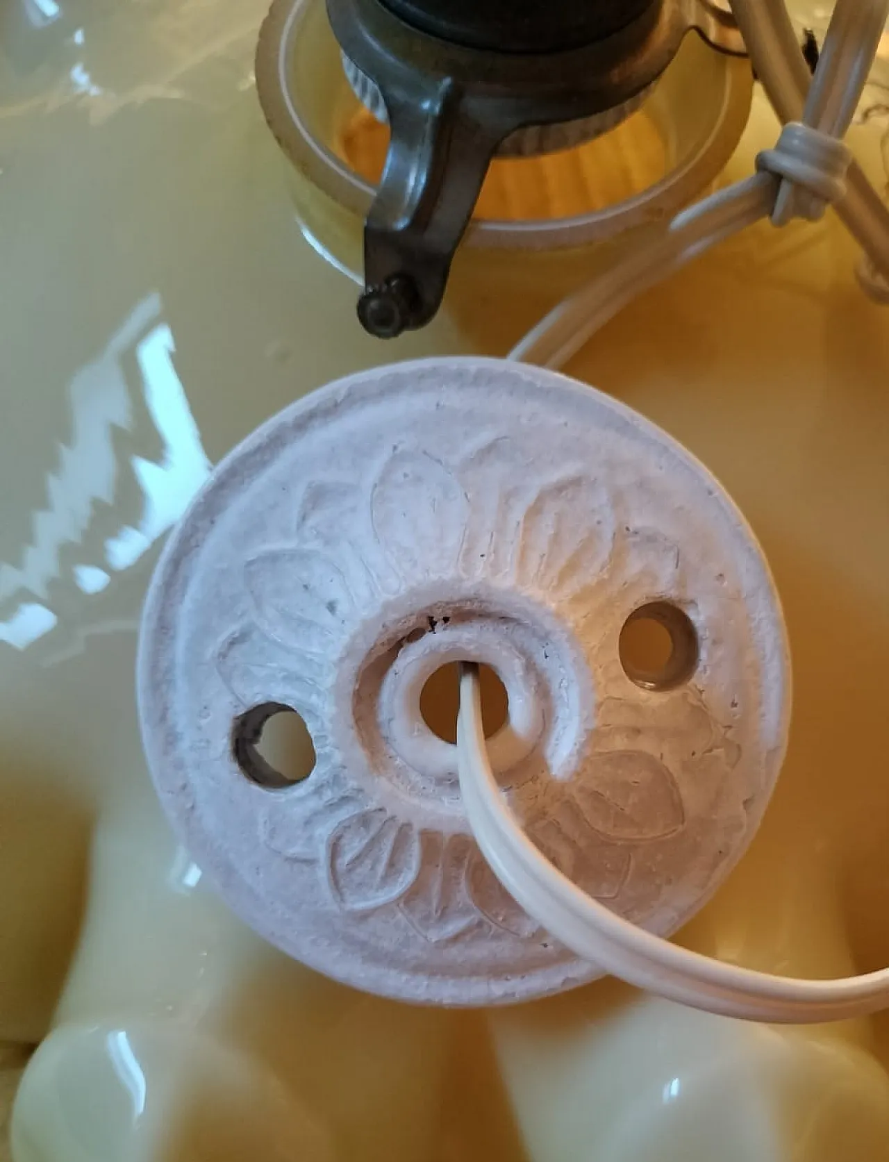 Coppia di lampadari in vetro opalino, uno giallo e uno rosa, anni '40 7