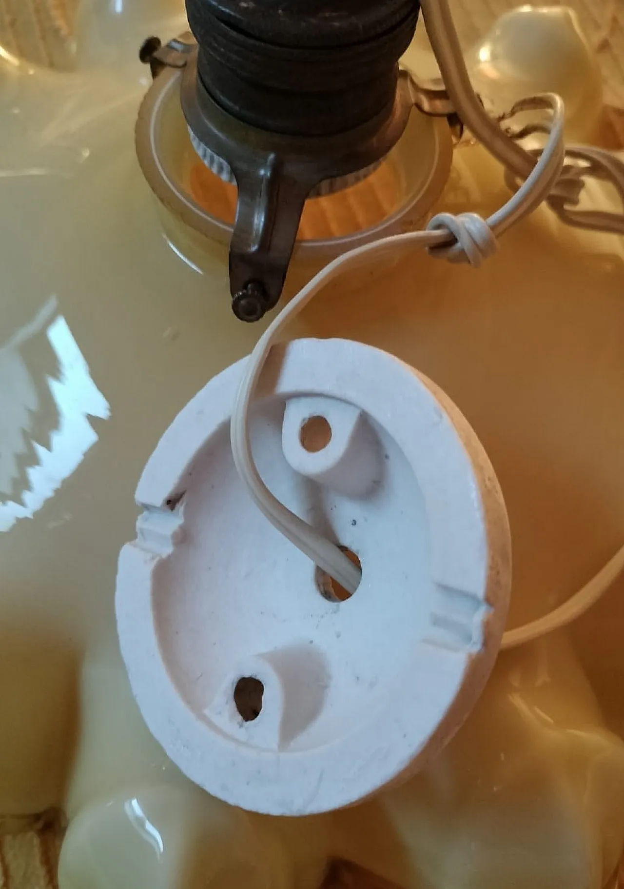 Coppia di lampadari in vetro opalino, uno giallo e uno rosa, anni '40 8