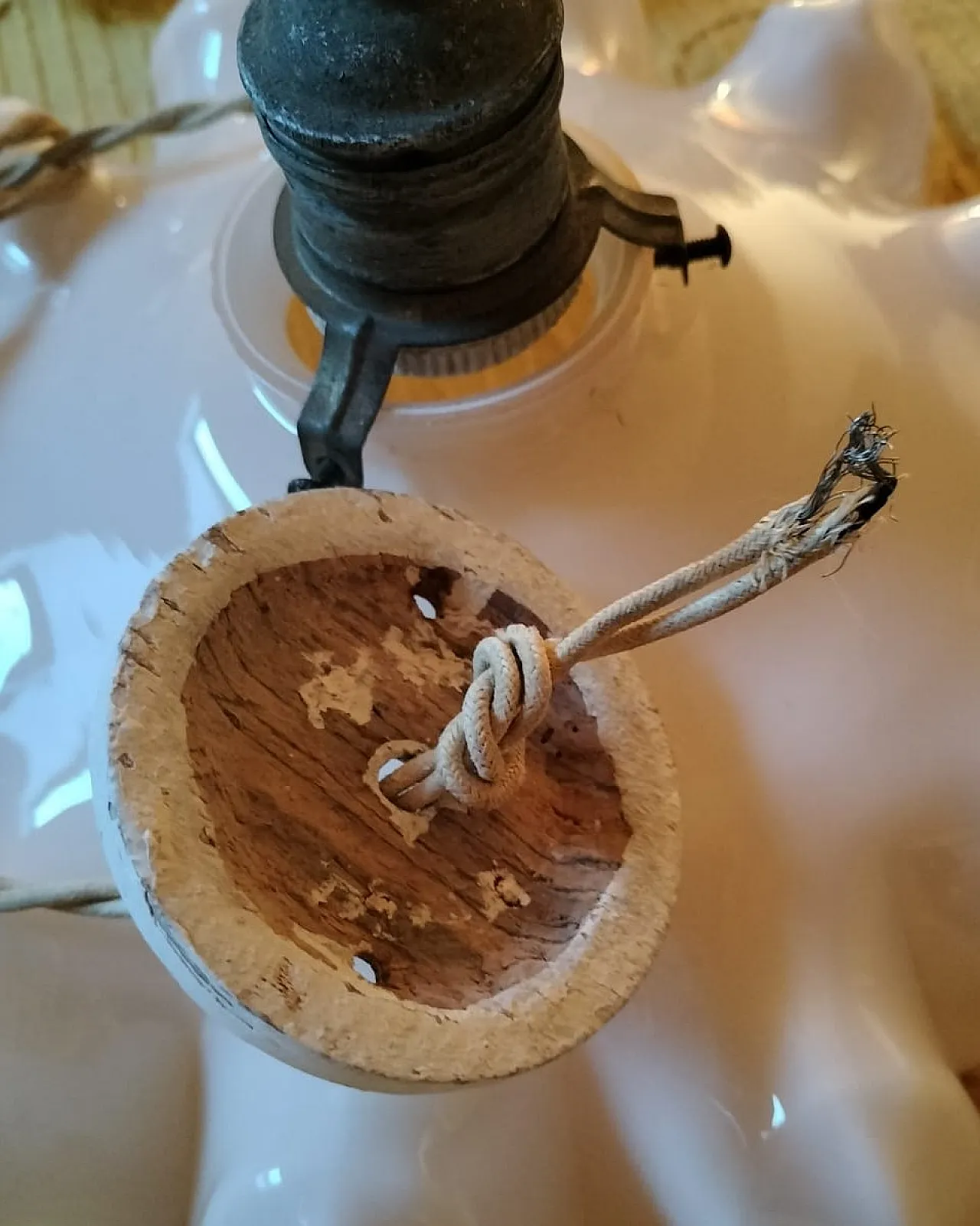 Coppia di lampadari in vetro opalino, uno giallo e uno rosa, anni '40 9