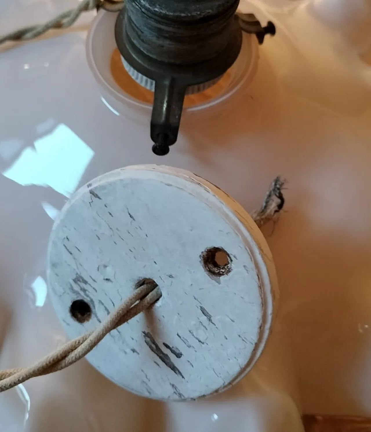 Coppia di lampadari in vetro opalino, uno giallo e uno rosa, anni '40 10