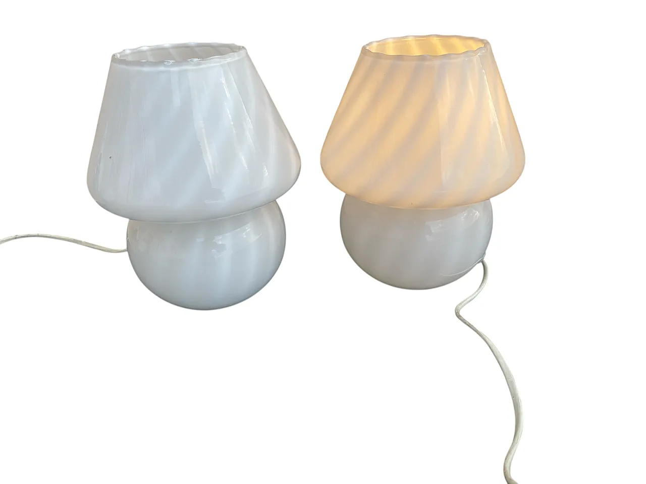 Pair of mushroom lamps in Murano glass white, 70s 4